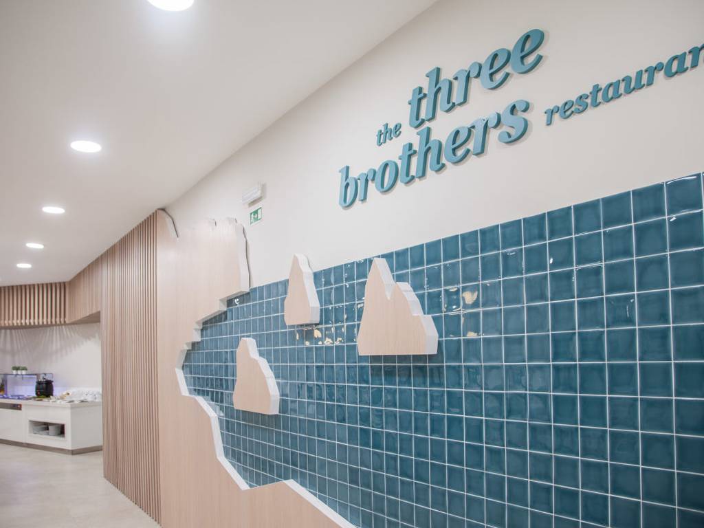 The three brothers restaurant Vitor's Plaza Alvor The three brothers restaurant Vitor's Plaza Alvor